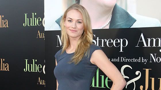 yvonne-strahovski07280901.jpg