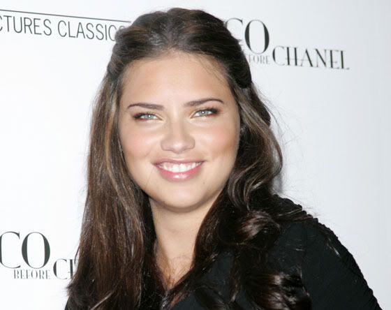 Wow two days in a row of pregnant Adriana Lima here's yesterday's set