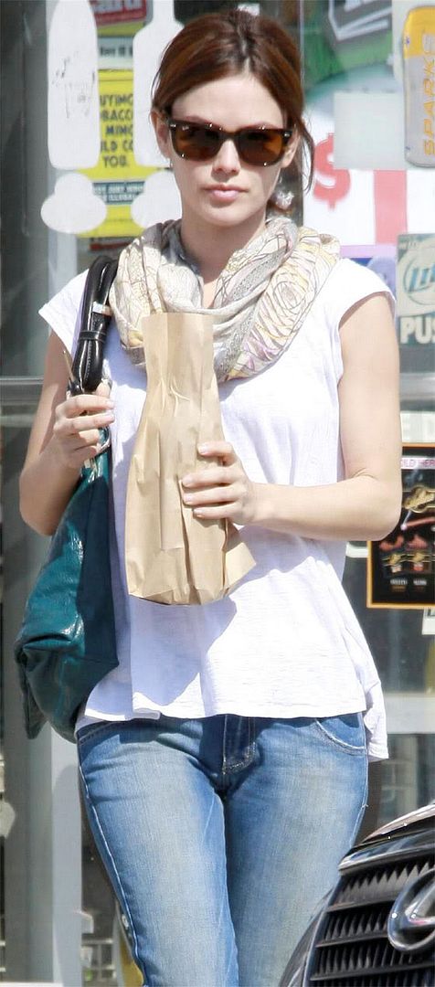 rachel bilson looks like mila kunis. Looks like someone had drunken