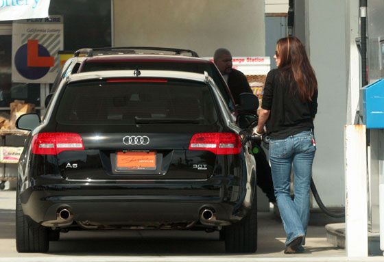 Breaking! Sandra Bullock Drives An Audi A6 Wagon!