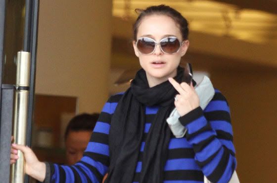 natalie-portman-finger0111101.jpg