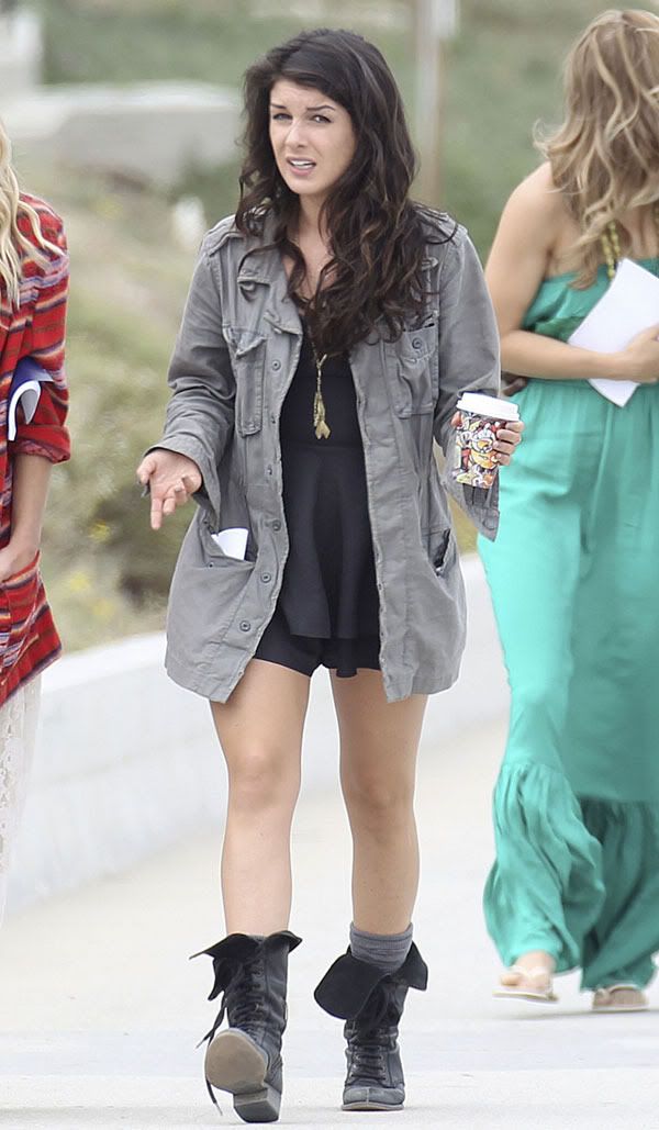 More 90210 Beach Pics Gillian Zinser Shenae Grimes Jessica Stroup