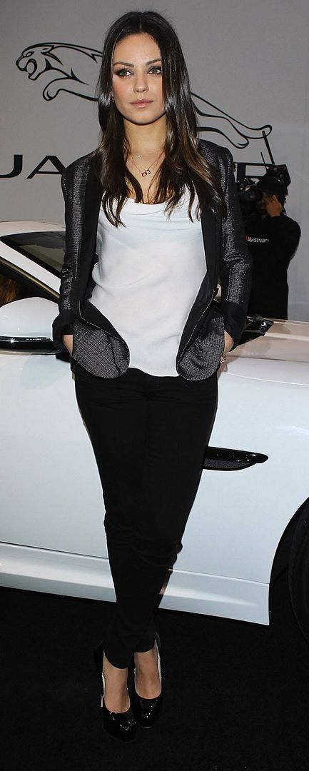 mila-kunis-land-rover-jaguar-11161104.jpg
