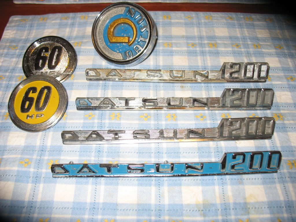 datsun1200-badges001.jpg