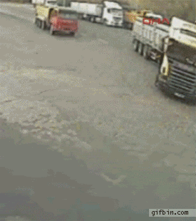 1286216246_guy-falls-out-of_the-truck-during-crash.gif