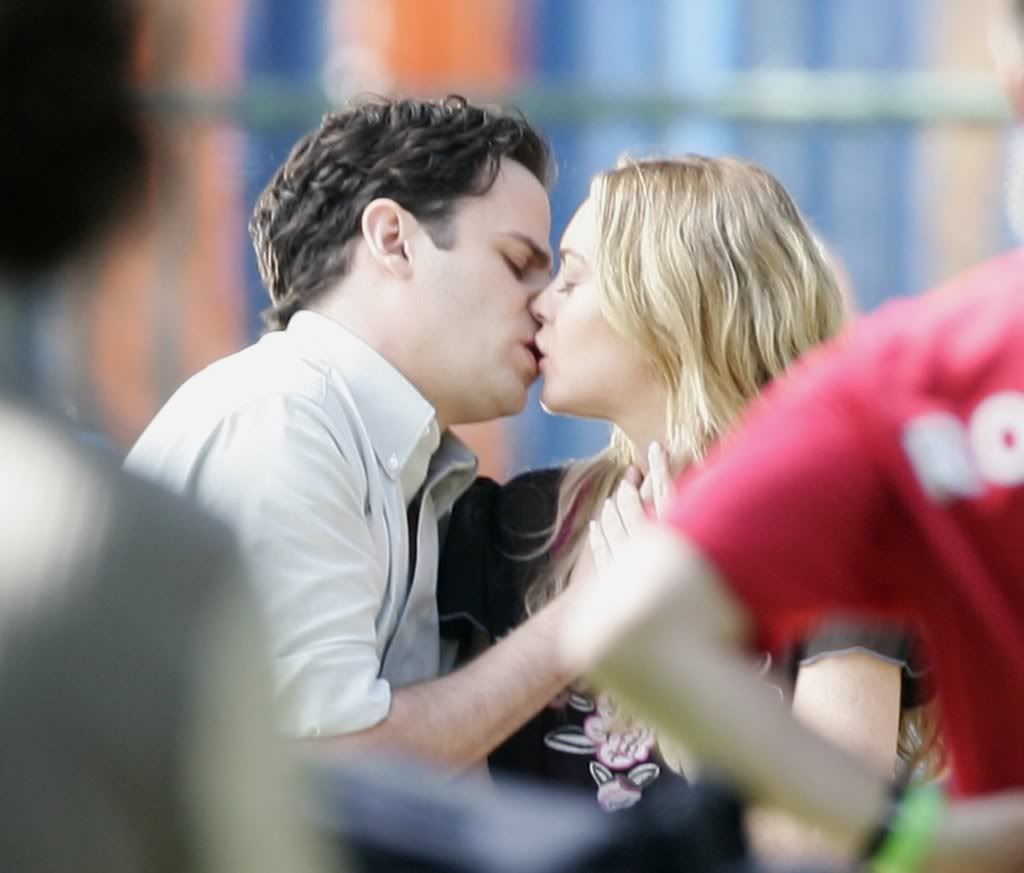 Lindsay Lohan kiss a guy