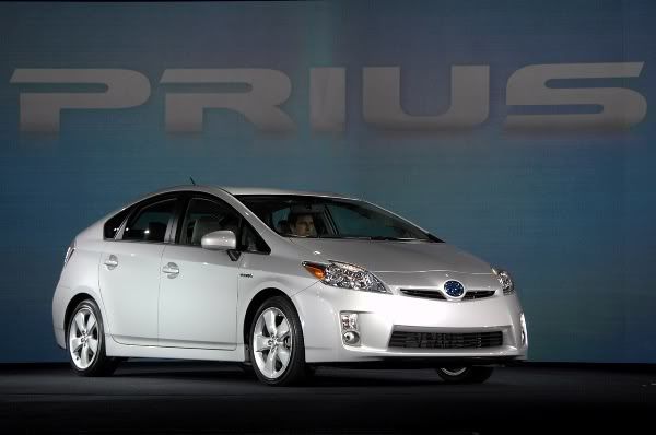 Новая Toyota Prius 2010 на автосалоне в детройте фотографии