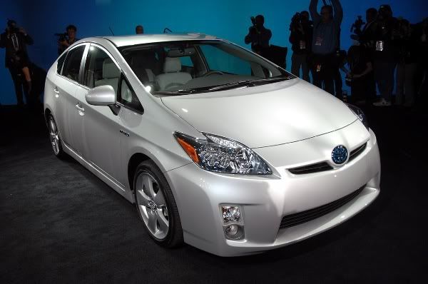 Новая Toyota Prius 2010 на автосалоне в детройте фото