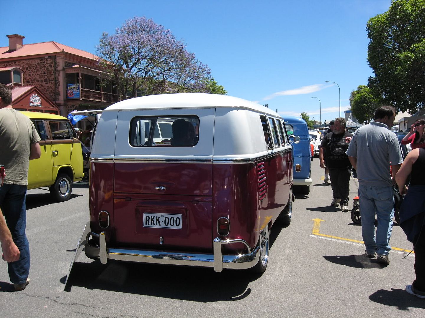 http://i216.photobucket.com/albums/cc78/vwphaetonfan/Volksfest2008086.jpg